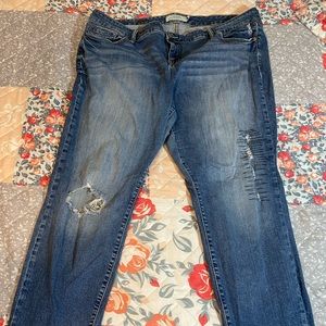 ✨👖Torrid Jeans with distressing 👖✨